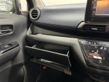 【グローブボックス】車検証、サングラスやCDなど小さい荷物が収納できるので車内を綺麗に整頓できますね。