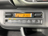 【オートエアコン】一度お好みの温度に設定すれば、車内の温度を検知し風量や温度を自動で調整。暑い…寒い…と何度もスイッチ操作をする必要はありません。快適な車内空間には必須の機能ですね♪