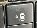 【パワースライドドア(センターピラースイッチ)】ピラーにもスイッチが設置されており、スライドドアが開いているときも閉じているときも、2列目シートがどの位置でも、無理なく開閉操作ができます!