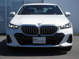 BMWと言えば特徴的なキドニーグリル。ダイナミックなフロントマスクを演出します。