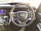 【ハンドル】運転にかかわる様々な操作を安全に行えるように視点移動が少なく操作性に配慮されたスイッチ類が凝縮されたコックピットです。
