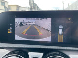 【バックカメラ】リバースに連動して車両後方の映像をディスプレイに表示します。歪みの少ないカメラと、鮮明な画像で後退時の運転操作をサポートします。
