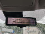 インテリジェントルームミラーは、車両後方のカメラ映像をミラー面に映し出すので、同乗者や積み荷などの車内状況や、天候などに影響されずいつでもクリアな後方視界が得られます。
