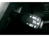アクセル操作なしでも車が自動で設定したスピードを保ってくれる機能です。長距離の運転、特に高速道路では運転が楽になります。