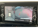 アラウンドビューモニターです。4つのカメラからの映像を合成・処理することで空から見下ろすような視点で周囲を確認でき、駐車時のクルマの位置確認がスムーズになります。