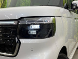【LEDヘッドライト】悪天候や夜間走行時も良好な視界を確保し安心して運転できる高輝度LEDヘッドライトを装備!点灯速度が早く、消費電力も抑えられています。