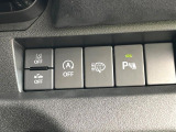 【アイドリングストップ】赤信号や渋滞で停車した際にエンジンを停止し、無駄な燃料の消費を抑えます。燃費向上や環境保護につなげる機能♪エンジンはブレーキを離せば再始動します。