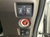 両側電動スライドドアは運転席から操作ができるよう、操作スイッチが付いています。その下にはヘットライトリベライザーのスイッチがついています。道路状況や積荷の加重に応じてライトの高さを調節できます。