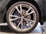BMWの純正アロイホイールは軽量かつ強度にも優れているホイールで走行性能を引き上げる設計になっております。足元にもBMWは妥協がなくこだわっている個所になります。
