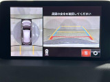 【360°ビュー・モニター】まるでクルマを真上から見下ろしたかのような視点で駐車をサポートします!クルマの斜め後ろや真横など、前後左右の4つのカメラの映像が合成されて、モニターに映し出されます。