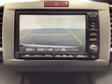 バックでの車庫入れも安心です! リアカメラが付いているバックモニター付のナビを装備しております。操作線もついており距離感も画面から確認できます。