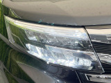 【LEDヘッドライト】悪天候や夜間走行時も良好な視界を確保し安心して運転できる高輝度LEDヘッドライトを装備!点灯速度が早く、消費電力も抑えられています。