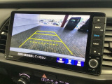 リバースギアに入れるだけで後方の表示へ切り替わります。夜間や雨の日の駐車も楽になりますよ。