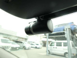 ドライブレコーダーは、車の運転中に前方の映像を記録する装置です。万が一の事故の際に、状況を記録して証拠として利用することができます。