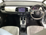 車内は光触媒抗菌消臭施工済です。インパネ周りはスタイリッシュなデザインです。グローブボックスやカップホルダーのほかにトレーなどたくさんの収納スペースが付いています。