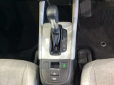CVT車のセレクトレバーです。低速から高速まで、変速ショックのないスムーズな走りと、エンジン効率のよい領域を維持して燃費にも貢献します。サイドブレーキはスイッチ操作の電子制御パーキングブレーキです。