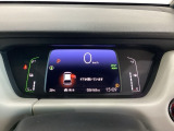 デジタル表示のスピードメーターとタコメーター、燃費やオドメーターなどの表示の他に、ホンダセンシング機能などの表示もできる多機能なマルチインフォメーション・ディスプレイです。
