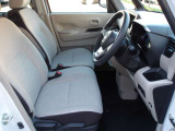 運転席は広々としていて、ゆったりと運転をお楽しみいただくことができますよ。