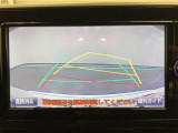 【バックガイドモニター】後方の映像をナビ画面に表示するだけでなく、ステアリング操作に連動して動くガイド線も同時に表示!予想進路の確認をしながら後退できるので便利です!
