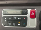 【オートエアコン】一度お好みの温度に設定すれば、車内の温度を検知し風量や温度を自動で調整。暑い…寒い…と何度もスイッチ操作をする必要はありません。快適な車内空間には必須の機能ですね♪