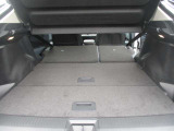 お荷物の量や乗車人数に合わせて使えるリヤシートは、ご覧のように倒すことが出来ますので便利です。