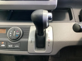 CVT車のセレクトレバーです。低速から高速まで、変速ショックのないスムーズな走りを実現するとともに、エンジン効率のよい領域を維持することで燃費にも貢献します。