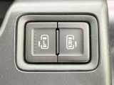 【両側パワースライドドア】スマートキーや運転席のスイッチで後席両側スライドドアの開閉が可能♪電動だから力を入れてドアを開ける必要が無く、小さなお子様でも簡単に開け閉めでき快適です♪