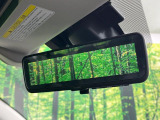 【スマートリヤビューミラー】後席の大きな荷物や同乗者で後方が確認しづらい時でも安心!カメラが撮影した車両後方の映像をルームミラー内に表示。クリアな視界で状況の確認が可能です!