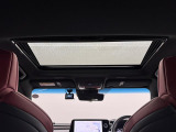 【ムーンルーフ】チルトUP・スライド電動式のムーンルーフが装着されております。車内の空気の入れ替えはもちろん、日光の取り入れや天体観測、などお楽しみいただけます。