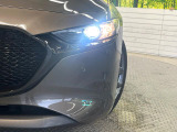 【LEDヘッドライト】悪天候や夜間走行時も良好な視界を確保し安心して運転できる高輝度LEDヘッドライトを装備!点灯速度が早く、消費電力も抑えられています。