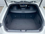 【トランク】乗車人数や荷物の形・大きさなどに合わせて様々なアレンジが可能な分割可倒式シート。バックレストを前方に倒すことで、トランクスペースを拡大することができます。