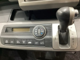 5速AT車のセレクトレバーです。低速から高速までスムーズな走りを実現するとともに、エンジン効率のよい領域を維持することで燃費にも貢献します。