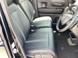 フロントシートです!!ベンチシートなので座席の移動もスムーズに出来ます!!足元も広く運転も楽ですよ!!