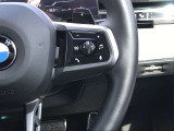 【ハンドル】ドライバーとBMW車の一体感がダイレクトに伝わるステアリングホイール。形状・太さへの拘りに加えて、操作性を高める為にスイッチ類も配置。クイックかつ安定のドライビングを体感下さい!