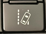 【レーンディパーチャーアラート(LDA)】クルマが車線または走路から逸脱する可能性がある場合に、ブザーまたはハンドルの振動により注意をうながします。機能には限界があるためご注意ください。