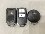 スマートキーを装備しています。鍵を差し込むことなくドアロックの開け閉めと、スタートボタン操作でのエンジンスタートができます。加えて、純正リモコンエンジンスターター用の操作キーもついています。