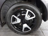 純正サイズ185/65R15 タイヤは新車装着タイヤ ヨコハマ ブルーアースGT 2024年製。スチールホイールにソニックシルバーのアクセントがついたホイールキャップです。