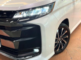 【LEDヘッドライト】悪天候や夜間走行時も良好な視界を確保し安心して運転できる高輝度LEDヘッドライトを装備!点灯速度が早く、消費電力も抑えられています。