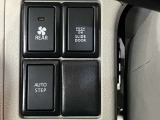 スライドドア・オートステップのボタンはまとめて設置されています