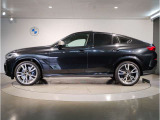 BMWではロングホイールベースの採用をしており、すべての車種に適用され、走行中の安定感の向上されております。また室内空間の広さにも貢献しております。