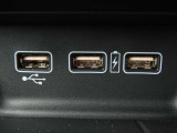 USBジャック搭載☆右側2つは急速充電に対応しているほか、左側はディスプレイオーディオと連動しているため、音楽再生も可能です♪