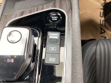 EVモードはエンジンの始動を極力抑えて走行することができます。リチウムイオンバッテリーの電力だけで走行するので、早朝や深夜の住宅街など、静かに走行したいときに使用するモードです。