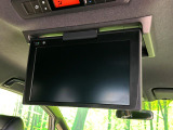 【12.1型フリップダウン】大画面モニターで後席でもエンタメをお楽しみいただけます。家族や友人とお出かけする機会が多い方に大人気です♪