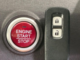 【Hondaスマートキー】カバンやポケットに入れたままでもドアの施錠・解錠が可能なスマートキーを装備。エンジンのオン・オフ時もカギを取り出す必要が無いからとっても便利です♪