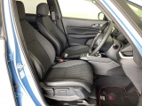 広い足元にゆったり座れるシートは長距離の運転でも疲れにくいシートです。女性でも運転がしやすいようにシートの高さ調整機能(シートリフター)がついています。