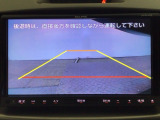 【バックカメラ】運転が苦手な方も車庫入れラクラクです!ギアをリバースに入れれば自動的に切り換わりますので、面倒な操作は不要です♪狭い駐車場もお車を傷つけず安心ですね!