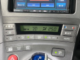 【オートエアコン】一度お好みの温度に設定すれば、車内の温度を検知し風量や温度を自動で調整。暑い…寒い…と何度もスイッチ操作をする必要はありません。快適な車内空間には必須の機能ですね♪