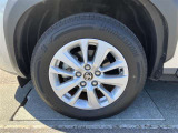 純正アルミ付。タイヤサイズは205/65R16、現在は夏タイヤ装着で残り溝は約4ミリです