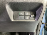 ハンドルの右側にはヘッドライトレベライザーとHondaセンシング用のVSA解除スイッチなどがついています。ヘッドライトレベライザーは道路状況や積荷の加重に応じてライトの高さを調節できます。