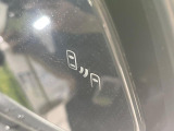 【ブラインドスポットモニター】走行中、ドアミラーの死角になりやすい箇所に後続車が接近するとサイドミラーのレンズに警告を表示!ドライバーに注意喚起をしてくれます。